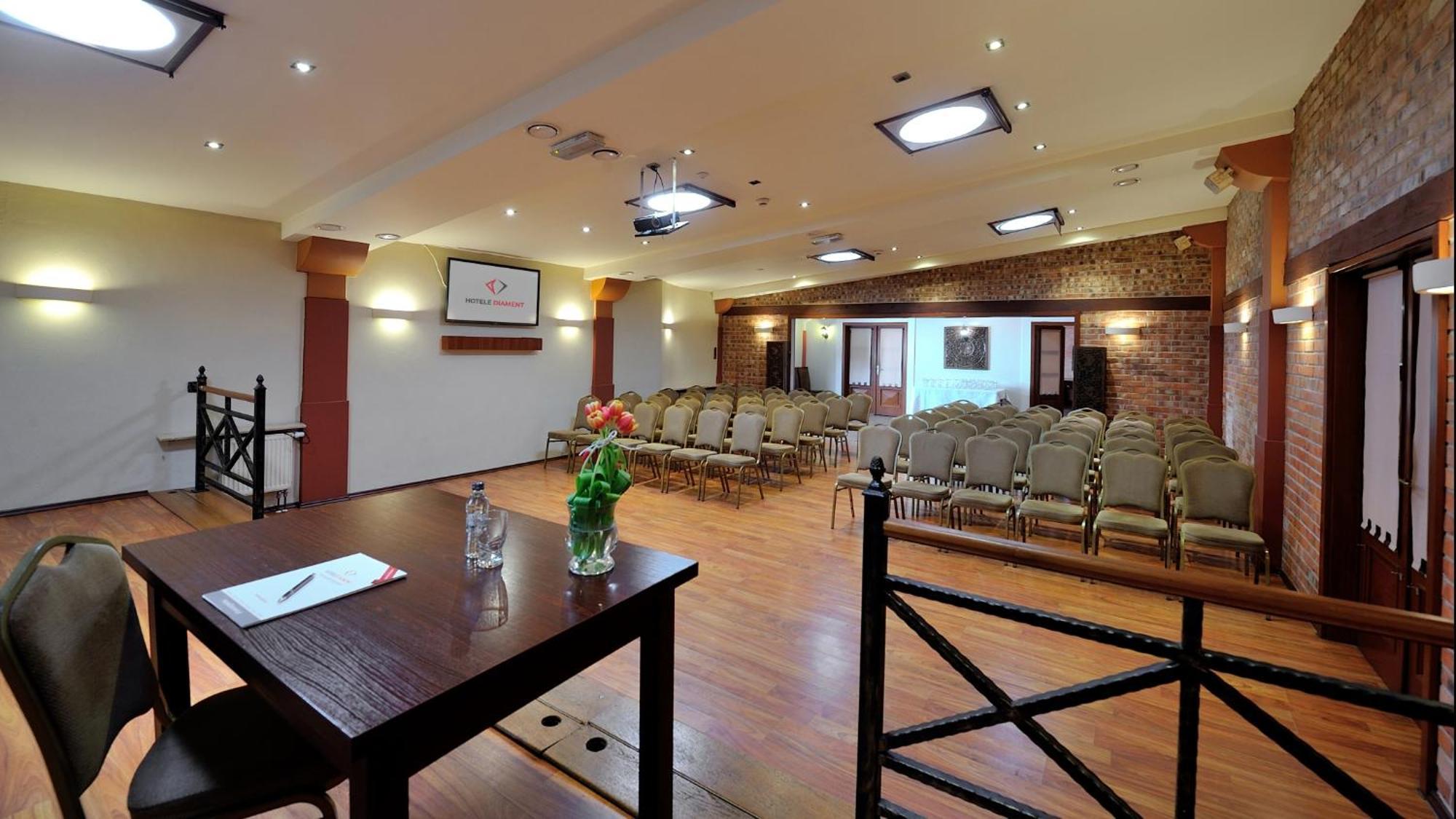 Hotel Diament Vacanza Katowice - Siemianowice เชียเมโนวิเซ สลอสเก ภายนอก รูปภาพ