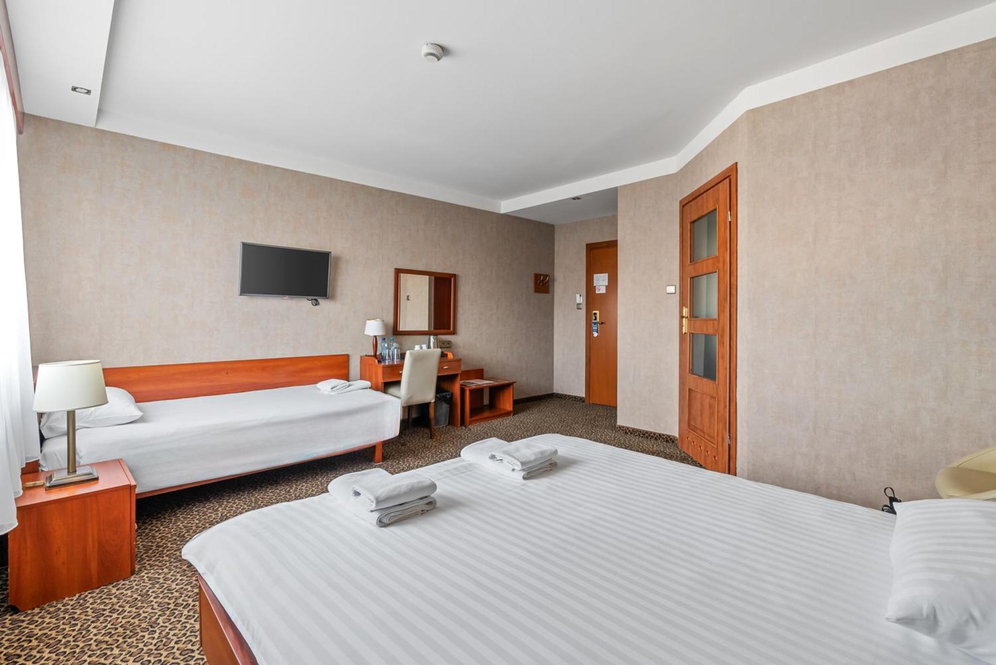 Hotel Diament Vacanza Katowice - Siemianowice เชียเมโนวิเซ สลอสเก ภายนอก รูปภาพ