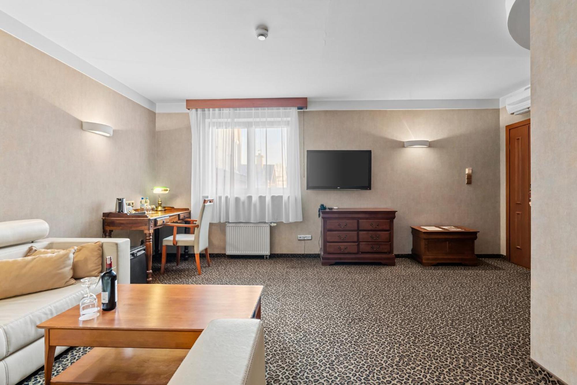 Hotel Diament Vacanza Katowice - Siemianowice เชียเมโนวิเซ สลอสเก ภายนอก รูปภาพ