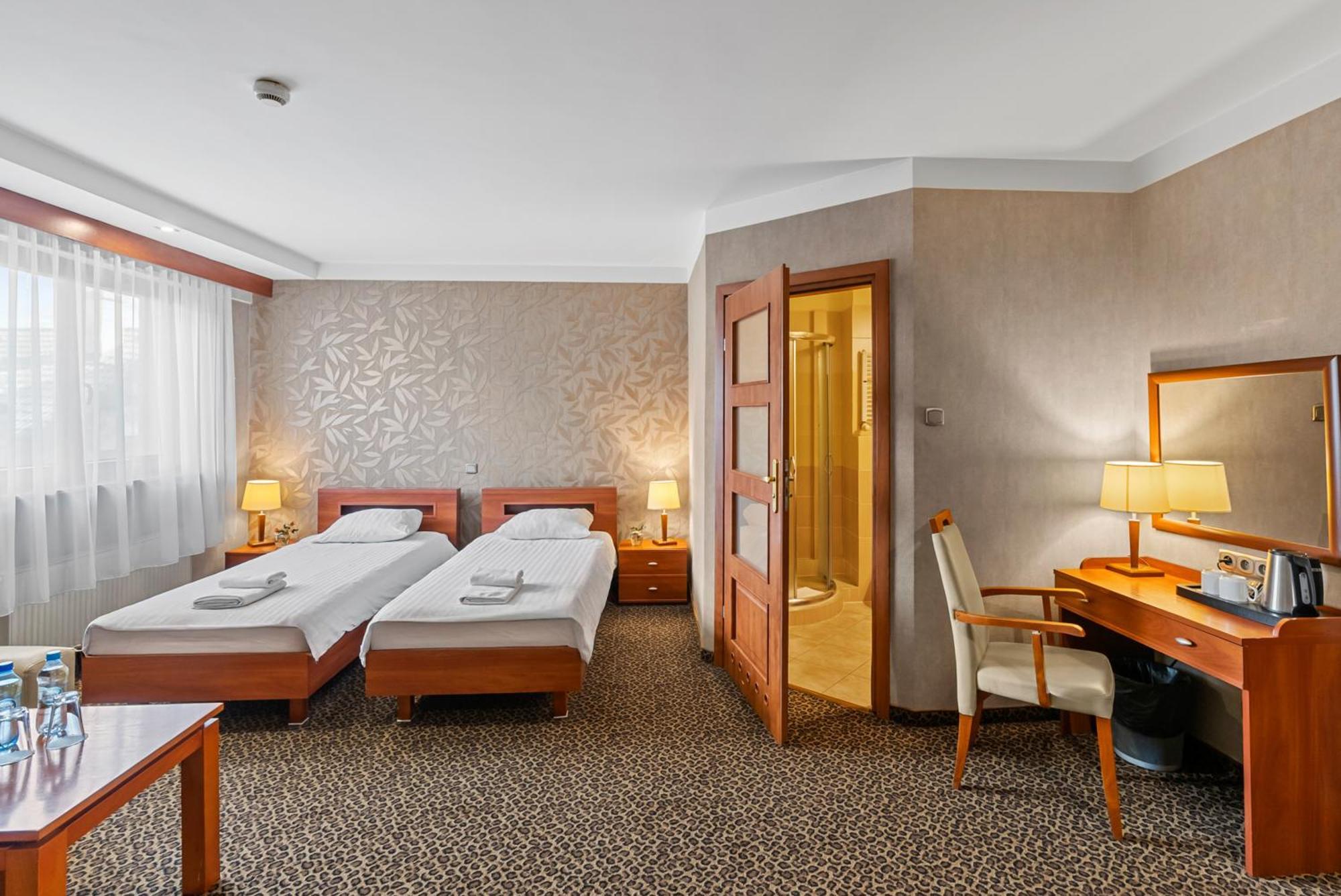 Hotel Diament Vacanza Katowice - Siemianowice เชียเมโนวิเซ สลอสเก ภายนอก รูปภาพ
