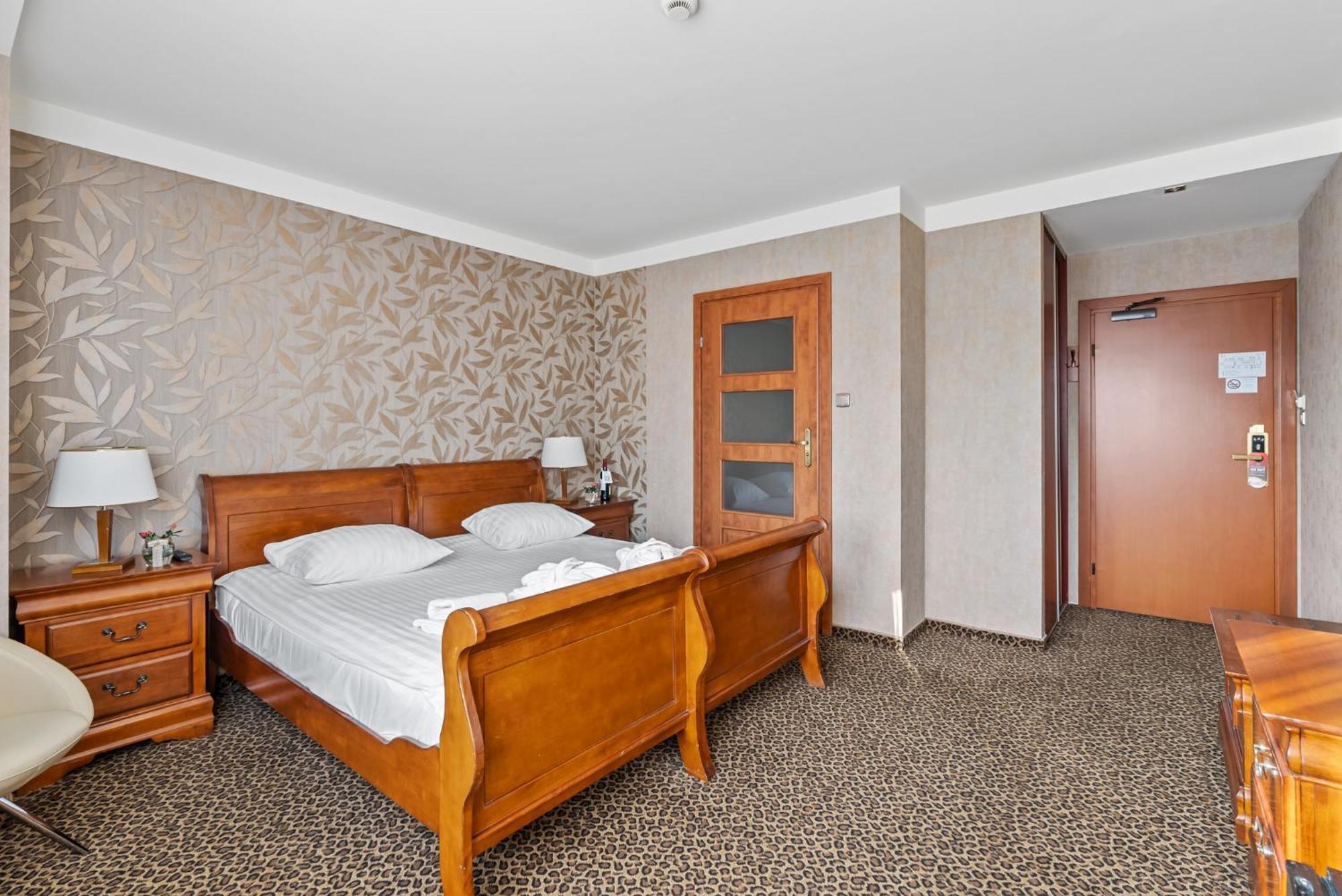 Hotel Diament Vacanza Katowice - Siemianowice เชียเมโนวิเซ สลอสเก ภายนอก รูปภาพ