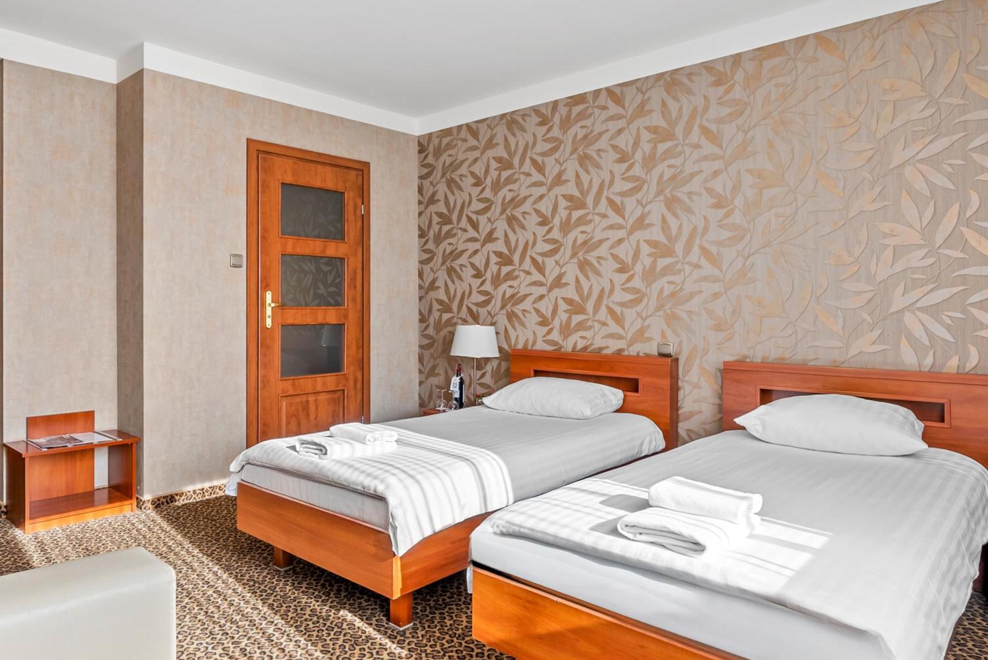 Hotel Diament Vacanza Katowice - Siemianowice เชียเมโนวิเซ สลอสเก ภายนอก รูปภาพ