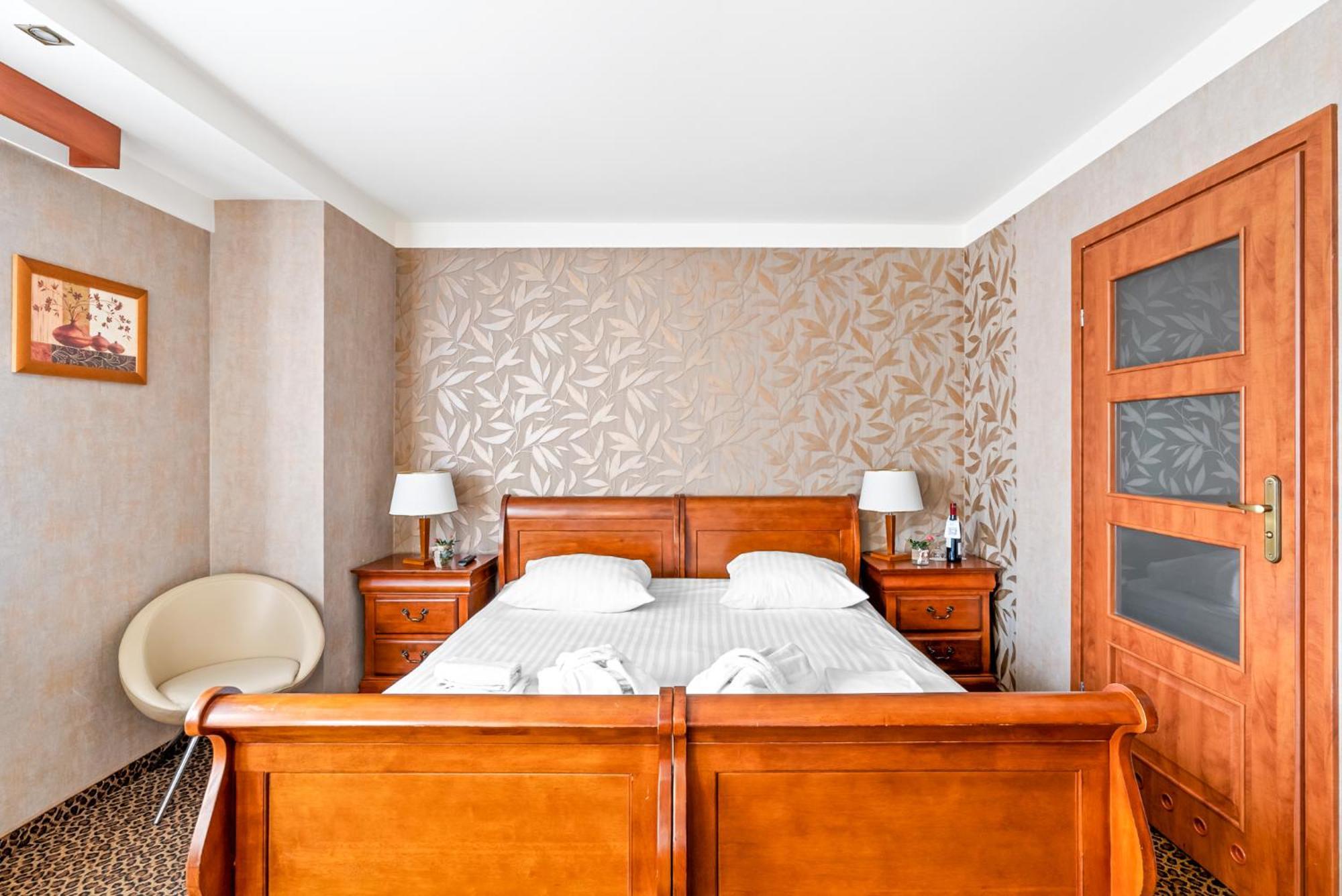 Hotel Diament Vacanza Katowice - Siemianowice เชียเมโนวิเซ สลอสเก ภายนอก รูปภาพ
